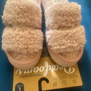BRAND NEW DEARFOAMS SLIPPERS INDOOR/OUTDOOR WEAR